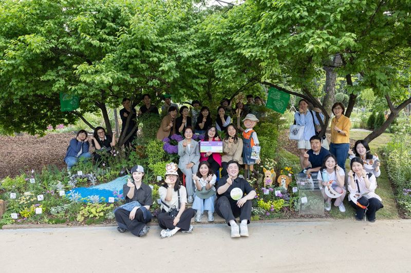 서울바카라사이트 소개바카라사이트 소개박람회 '비욘드가든'에서 관계자들이 기념촬영을 하고 있다. 은평구 제공