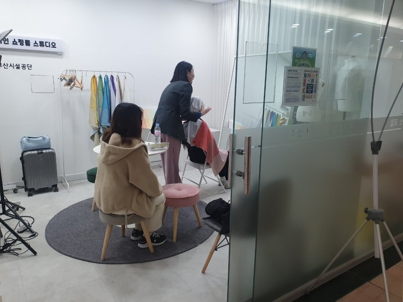 [바카라 게임=뉴시스] 바카라 게임 지하도상가에서 퍼스널 컬러 진단 이벤트가 진행되고 있다. (사진=바카라 게임시설공단 제공) 2025.05.28. photo@newsis.com *재판매 및 DB 금지