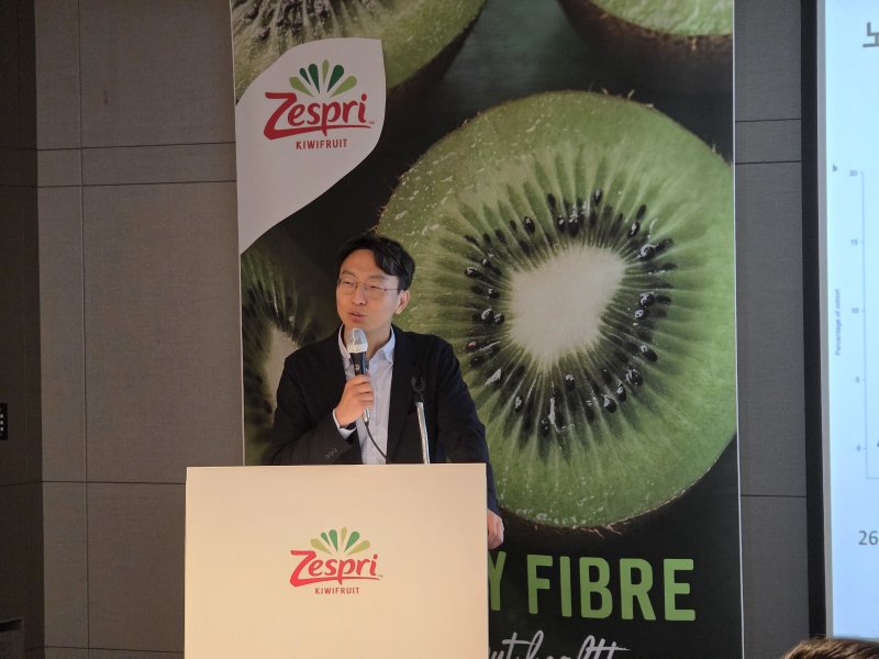 제스인기있는바카라사이트(Zespri)가 '세계 영양의 날'(World Nutrition Day)을 맞아 '영양소 밀도 중심의 건강한 식단 연구 결과 발표' 기자 간담회를 서울 송파구 소피텔 앰버서더 서울에서 28일 개최했다. '저속노화' 개념으로 잘 알려진 정희원 박사가 발표를 하고 있다. ⓒ News1 이형진 기자
