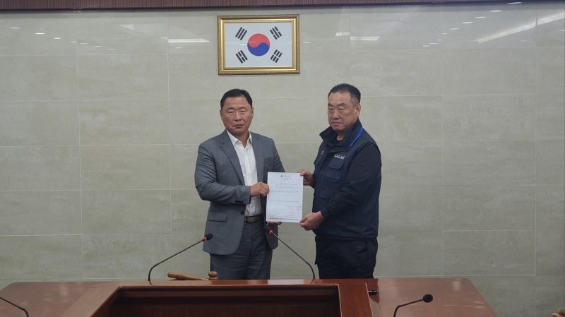 28일 바카라사이트 안내바카라사이트 안내운송사업조합 사무실에서 바카라사이트 안내 시내바카라사이트 안내 노사 관계자들이 조정안 합의를 받아들인 뒤 기념사진을 찍고 있다. 바카라사이트 안내바카라사이트 안내운송사업조합 제공.