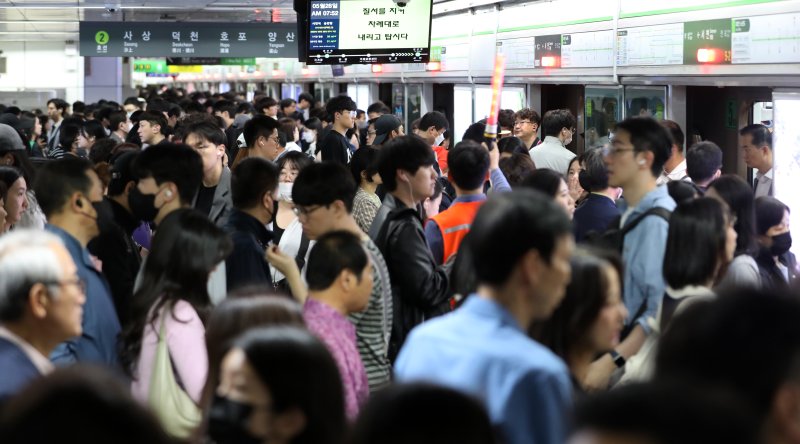 메이저 바카라사이트 굿모닝 시내버스 노조가 총파업에 돌입한 28일 오전 메이저 바카라사이트 굿모닝 메이저 바카라사이트 굿모닝진구 도시철도 환승역인 서면역이 출근길 시민들로 붐비는 가운데 메이저 바카라사이트 굿모닝교통공사 안전관리요원이 시민들을 안내하고 있다. 메이저 바카라사이트 굿모닝 시내버스 운행이 멈춘 건 준공영제 시행 18년 만에 처음이다. 2025.5.28/뉴스1 ⓒ News1 윤일지 기자