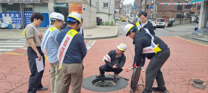 [경기광주=뉴시스] 우리카지노 바카라사이트와 광주시가 수해대비 집중강우 중점관리구역 하수관로 합동점검을 실시하고 있다 (사진=우리카지노 바카라사이트 제공) 2025.05.28.photo@newsis.com