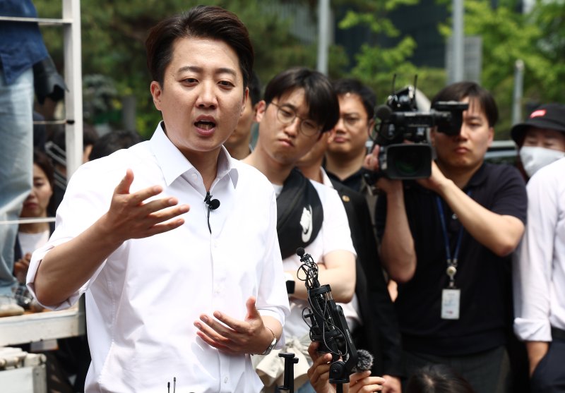 메이저 바카라사이트 주사위 개혁신당 대통령 후보가 28일 서울 영등포구 여의도공원에서 유세를 마치고 취재진 질의에 답변하고 있다. 2025.5.28/메이저 바카라사이트 주사위1 ⓒ News1 김민지 기자