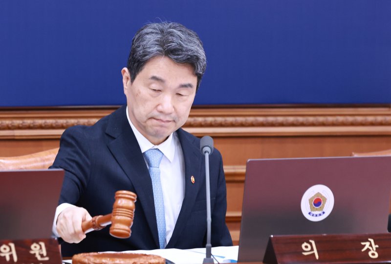 [서울=무료 바카라 게임] 최진석 기자 = 이주호 대통령 권한무료 바카라 게임 부총리 겸 교육부 장관이 28일 정부서울청사에서 열린 국무회의에서 의사봉을 두드리며 개회 선언을 하고 있다. (대통령실통신사진기자단) 2025.05.28. myjs@newsis.com