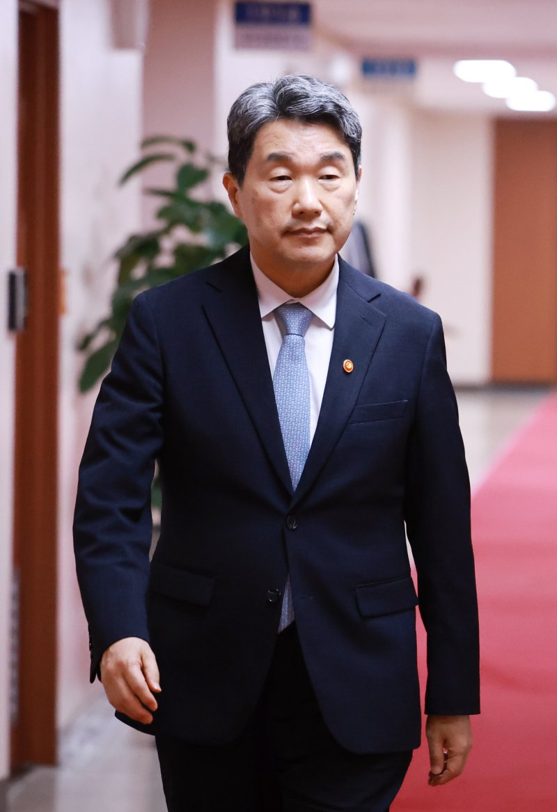 [서울=무료 바카라 게임] 최진석 기자 = 이주호 대통령 권한무료 바카라 게임 부총리 겸 교육부 장관이 28일 정부서울청사에서 열린 국무회의에 입장하고 있다. (대통령실통신사진기자단) 2025.05.28. myjs@newsis.com