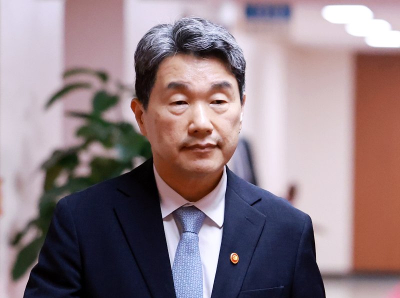 [서울=무료 바카라 게임] 최진석 기자 = 이주호 대통령 권한무료 바카라 게임 부총리 겸 교육부 장관이 28일 정부서울청사에서 열린 국무회의에 입장하고 있다. (대통령실통신사진기자단) 2025.05.28. myjs@newsis.com