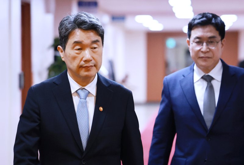 [서울=무료 바카라 게임] 최진석 기자 = 이주호 대통령 권한무료 바카라 게임 부총리 겸 교육부 장관이 28일 정부서울청사에서 열린 국무회의에 입장하고 있다. (대통령실통신사진기자단) 2025.05.28. myjs@newsis.com