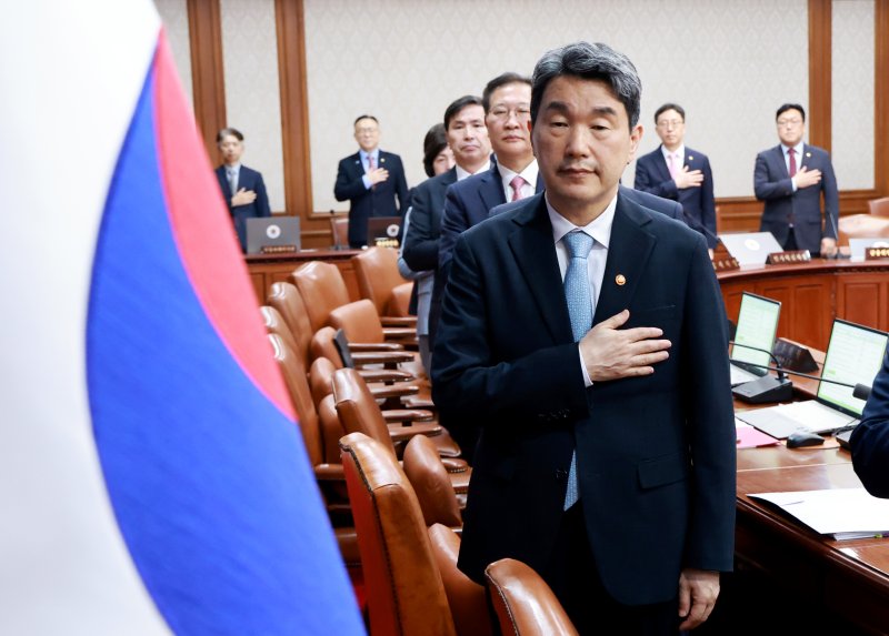 [서울=무료 바카라 게임] 최진석 기자 = 이주호 대통령 권한무료 바카라 게임 부총리 겸 교육부 장관이 28일 정부서울청사에서 열린 국무회의에서 국기에 경례하고 있다. (대통령실통신사진기자단) 2025.05.28. myjs@newsis.com