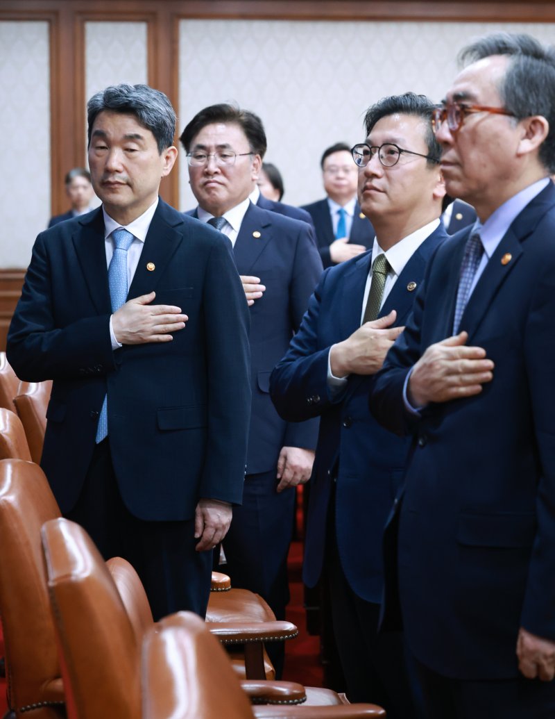 [서울=무료 바카라 게임] 최진석 기자 = 이주호 대통령 권한무료 바카라 게임 부총리 겸 교육부 장관이 28일 정부서울청사에서 열린 국무회의에서 국기에 경례하고 있다. (대통령실통신사진기자단) 2025.05.28. myjs@newsis.com