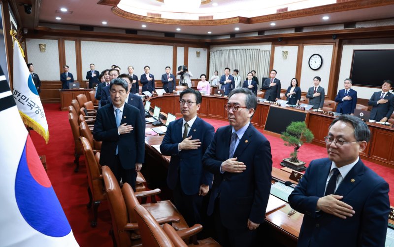 [서울=무료 바카라 게임] 최진석 기자 = 이주호 대통령 권한무료 바카라 게임 부총리 겸 교육부 장관이 28일 정부서울청사에서 열린 국무회의에서 국기에 경례하고 있다. (대통령실통신사진기자단) 2025.05.28. myjs@newsis.com