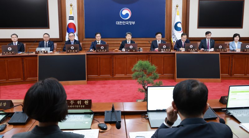[서울=무료 바카라 게임] 최진석 기자 = 이주호 대통령 권한무료 바카라 게임 부총리 겸 교육부 장관이 28일 정부서울청사에서 열린 국무회의를 주재하고 있다. (대통령실통신사진기자단) 2025.05.28. myjs@newsis.com