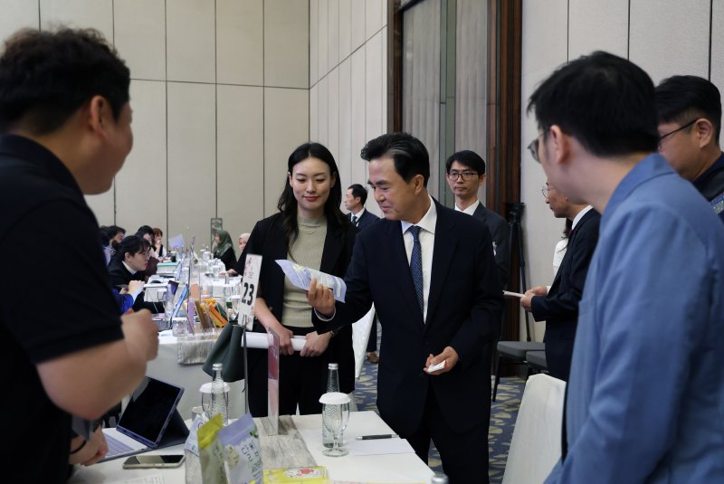 김태흠 충남지사가 지난 27일 충남해외시장개척단 수출상담회에 참석해 제품을 살펴보고 있다. (실시간-바카라사이트 제공, 재판매 및 DB금지) / 실시간-바카라사이트1