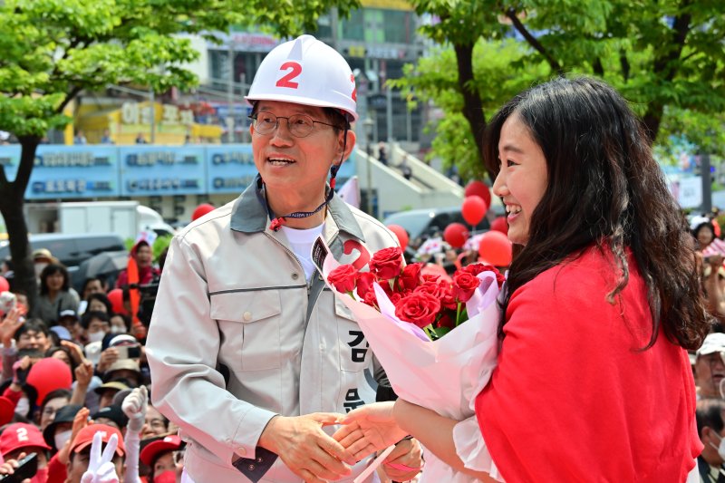 [창원=메이저 바카라] 차용현 기자 = 김문수 국민의힘 대선 후보가 28일 오전 경남 창원시 상남동 분수광장 인근에서 유세차량에 올라 지지를 호소메이저 바카라 있다. 2025.05.28. con@newsis.com