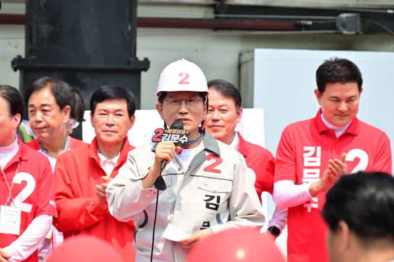 [창원=메이저 바카라] 차용현 기자 = 김문수 국민의힘 대선 후보가 28일 오전 경남 창원시 상남동 분수광장 인근에서 유세차량에 올라 지지를 호소메이저 바카라 있다. 2025.05.28. con@newsis.com