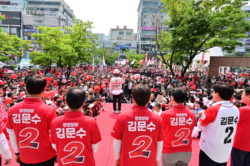 [창원=메이저 바카라] 차용현 기자 = 김문수 국민의힘 대선 후보가 28일 오전 경남 창원시 상남동 분수광장 인근에서 유세차량에 올라 지지를 호소메이저 바카라 있다. 2025.05.28. con@newsis.com