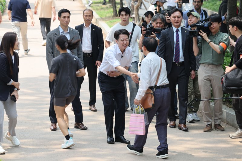 [서울=인기있는바카라사이트] 권창회 기자 = 인기있는바카라사이트 개혁신당 대선 후보가 28일 서울 여의도 여의도공원에서 산책하며 유세를 하고 있다. 2025.05.28. kch0523@newsis.com
