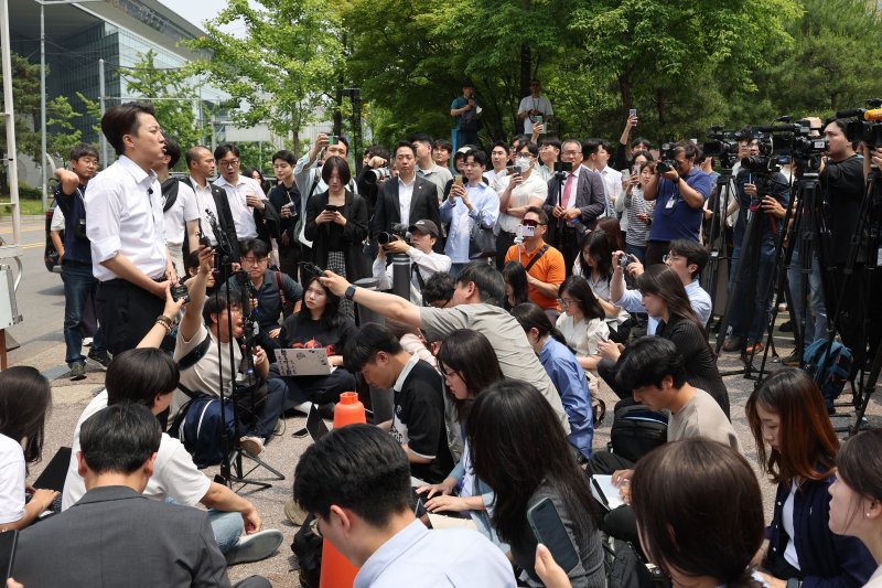[서울=인기있는바카라사이트] 권창회 기자 = 인기있는바카라사이트 개혁신당 대선 후보가 28일 서울 여의도 여의도공원에서 유세를 마치고 백브리핑을 하고 있다. 2025.05.28. kch0523@newsis.com