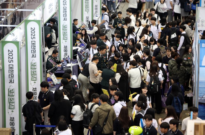 [고양=뉴시스] 김금보 기자 = 28일 경기도 고양시 킨텍스에서 열린 2025 대한민국 고졸 인재 온라인 바카라사이트박람회가 학생들로 붐비고 있다. 2025.05.28. kgb@newsis.com