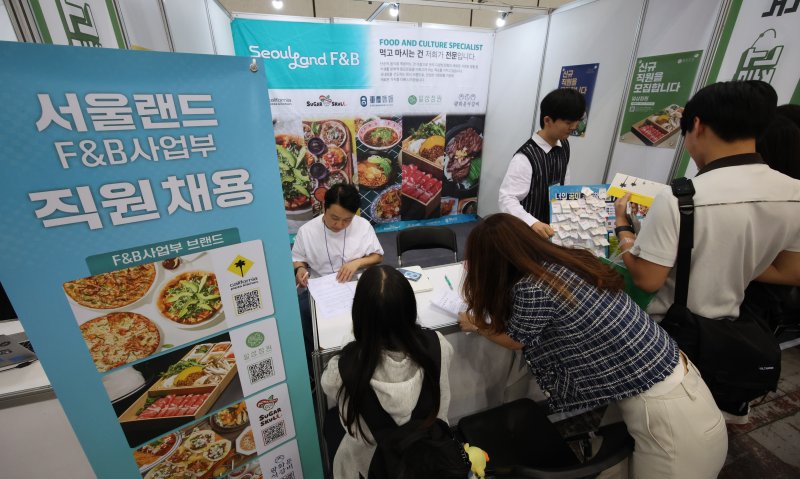 [고양=뉴시스] 김금보 기자 = 28일 경기도 고양시 킨텍스에서 열린 2025 대한민국 고졸 인재 온라인 바카라사이트박람회에서 학생들이 참가 기업 인사담당자와 온라인 바카라사이트 상담을 하고 있다. 2025.05.28. kgb@newsis.com
