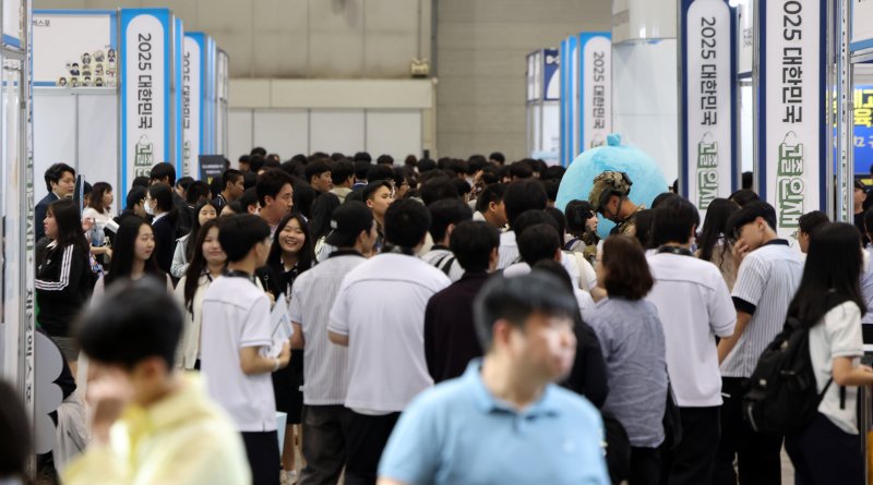 [고양=뉴시스] 김금보 기자 = 28일 경기도 고양시 킨텍스에서 열린 2025 대한민국 고졸 인재 온라인 바카라사이트박람회가 학생들로 붐비고 있다. 2025.05.28. kgb@newsis.com