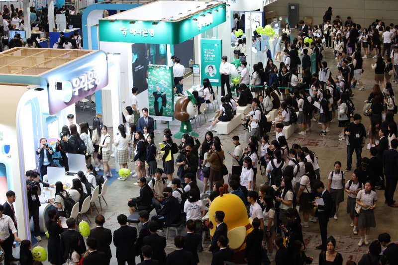 [고양=뉴시스] 김금보 기자 = 28일 경기도 고양시 킨텍스에서 열린 2025 대한민국 고졸 인재 온라인 바카라사이트박람회가 학생들로 붐비고 있다. 2025.05.28. kgb@newsis.com