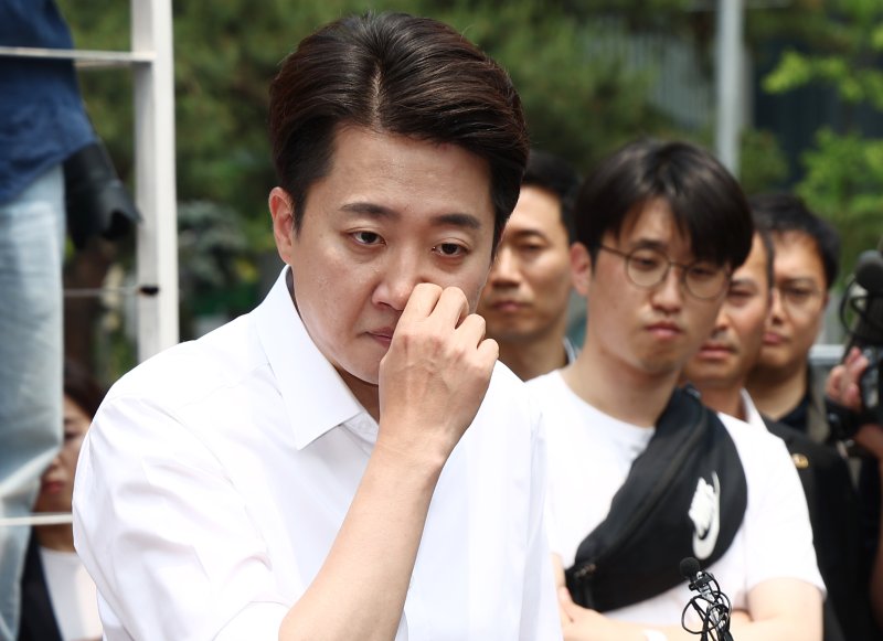 바카라 에볼루션 개혁신당 대통령 후보가 28일 서울 영등포구 여의도공원에서 유세를 마치고 취재진 질의를 듣고 있다. 2025.5.28/바카라 에볼루션1 ⓒ News1 김민지 기자