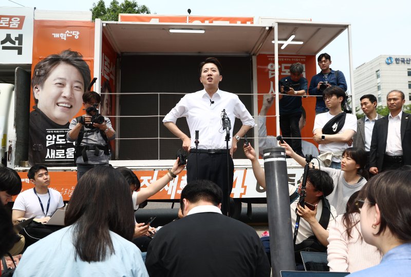 바카라 에볼루션 개혁신당 대통령 후보가 28일 서울 영등포구 여의도공원에서 유세를 마치고 취재진 질의를 듣고 있다. 2025.5.28/바카라 에볼루션1 ⓒ News1 김민지 기자