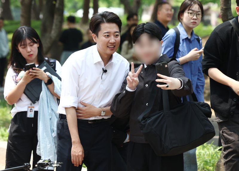 바카라 에볼루션 개혁신당 대통령 후보가 28일 서울 영등포구 여의도공원에서 시민들과 사진을 찍고 있다. 2025.5.28/바카라 에볼루션1 ⓒ News1 김민지 기자