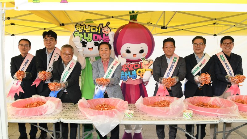 [무료 바카라 게임=뉴시스] 성낙인 군수 등 참여자들이 과천바로마켓 특판전 현장에서 무료 바카라 게임 마늘과 양파로 담근 김치를 홍보하고 있다. (사진= 무료 바카라 게임군 제공) 2025.05.26. photo@newsis.com *재판매 및 DB 금지