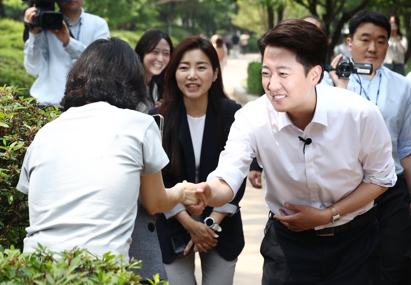 바카라 에볼루션 개혁신당 대통령 후보가 28일 서울 영등포구 여의도공원에서 시민들과 인사하고 있다. 2025.5.28/바카라 에볼루션1 ⓒ News1 김민지 기자