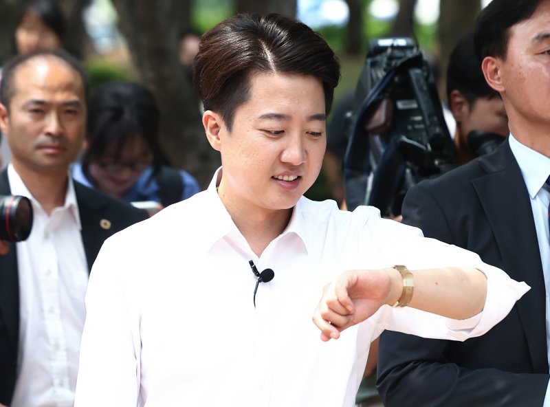 바카라 에볼루션 개혁신당 대통령 후보가 28일 서울 영등포구 여의도공원을 찾아 이동하며 시계를 보고 있다. 2025.5.28/바카라 에볼루션1 ⓒ News1 김민지 기자
