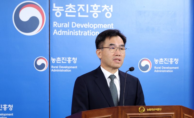 [세종=뉴시스] 강종민 기자 = 임기순 농촌진흥청 국립축산과학원장이 28일 세종시 정부세종청사에서 겨울철 사료작물인 이탈리안 바카라사이트 목록 품종 개발부터 종자생산, 건초가공, 유통 까지 '전주기 국산회 기술체계'를 구축, 국산 풀사료 산업의 자립 기반을 마련했다고 밝히고 있다. 2025.05.28. ppkjm@newsis.com