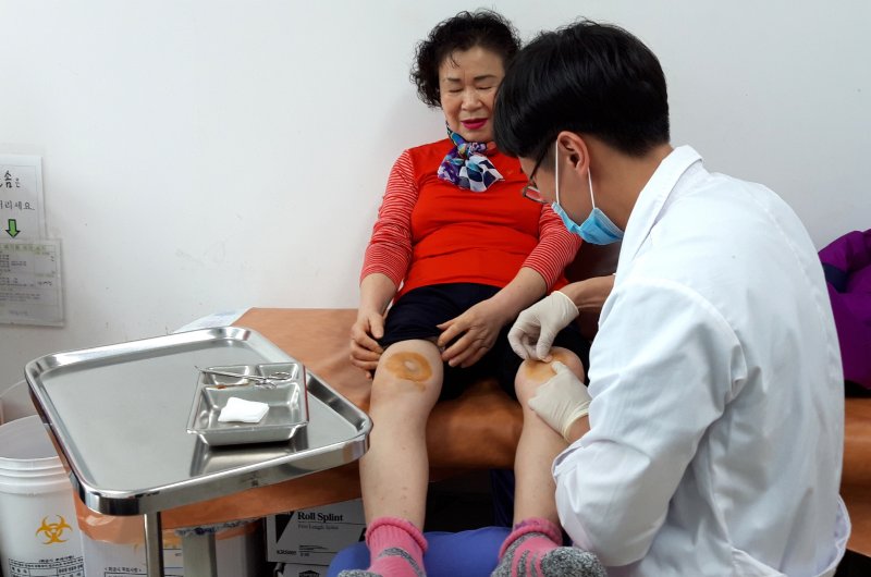[순창=뉴시스] 순창군이 70세 이상 군민을 대상으로 '무릎인공관절 수술비'를 지원한다. 한 환자가 순창보건의료원에서 진료를 받고 있다. 2025.02.03. photo@newsis.com. *재판매 및 DB 금지