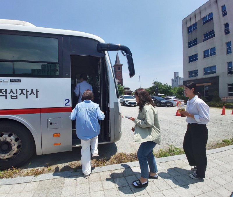 [서울=뉴시스] 한국식품안전관리인증원(라이브 바카라사이트)은 지난 26일 충북 청부에서 지역라이브 바카라사이트와 함께하는 생명 존중 문화 실천의 일환으로 '생명나눔 릴레이 헌혈'을 실시했다고 28일 밝혔다. (사진=해썹인증원 제공) 2025.05.28. photo@newsis.com *재판매 및 DB 금지