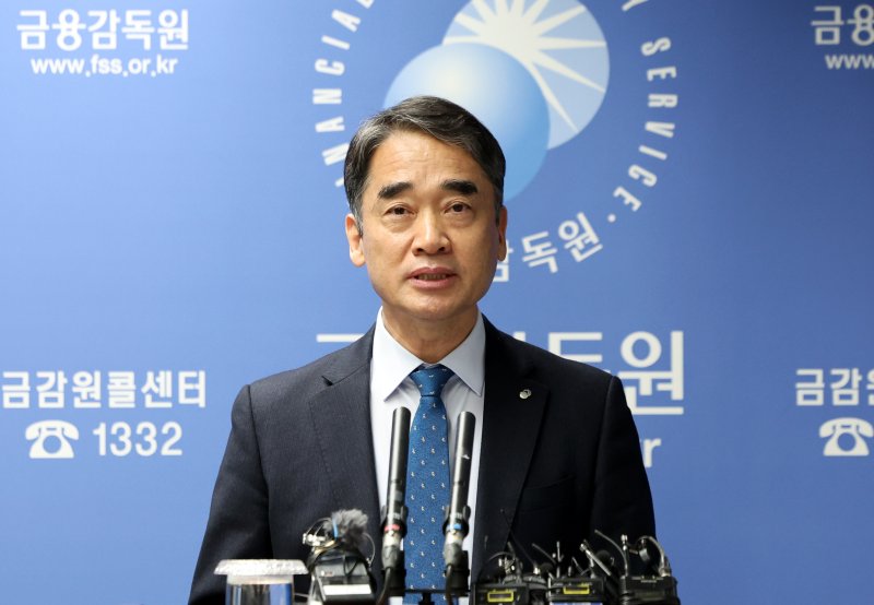 [서울=뉴시스] 이영환 기자 = 함용일 금융감독원 자본시장·회계담당 바카라사이트 소닉이 1일 오전 서울 영등포구 금융감독원에서 홈플러스 검사 및 조사, 유상증자 등 자본시장 현안 관련 브리핑을 하고 있다. 2025.04.01. 20hwan@newsis.com