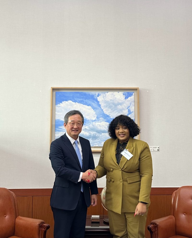 [서울=뉴시스]정병원 외교부 차관보는 27일 한국국제교류재단(KF) 초청으로 방한한 셰일라 치코모 2025 바카라사이트 외교부 부장관을 면담했다. (사진=외교부 제공) 2025.05.28 *재판매 및 DB 금지