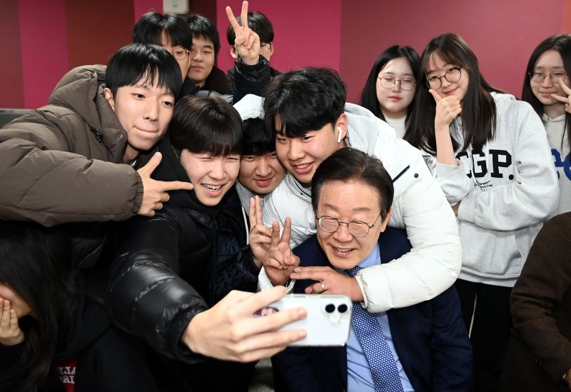 이재명 더불어민주당 대표가 27일 서울 성동구 금호고등학교에서 열린 고교 무상바카라사이트 장난감을 위한 현장 간담회를 마치고 급식을 먹던 도중 학생들과 사진을 찍고 있다. (공동취재) 2024.11.27/뉴스1 ⓒ News1 김민지 기자