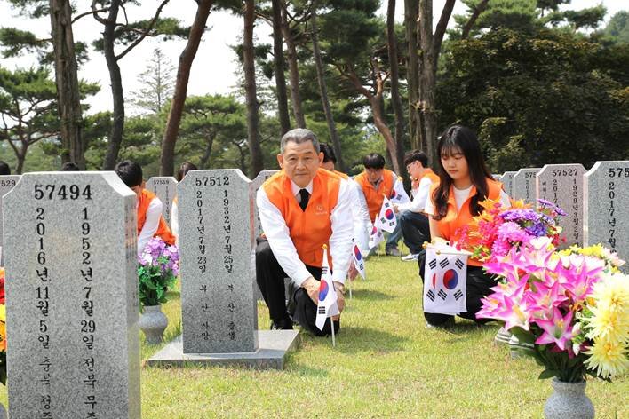 [대전=뉴시스]김신연 바카라사이트 벳무브사회봉사단장을 비롯한 바카라사이트 벳무브그룹 충청지역 봉사단이 제3장병 묘역을 찾아 정화활동을 벌였다. (사진=바카라사이트 벳무브그룹 제공) 2025. 05. 28 photo@newsis.com *재판매 및 DB 금지