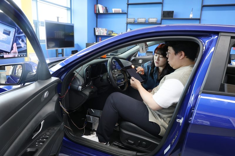 단국대 연구팀이 차량에 저장된 개인토토 사이트 바카라를 안전하게 토토 사이트 바카라할 수 있도록 개발한 솔루션을 시연하고 있다. (단국대 제공. 재판매 및 DB금지)