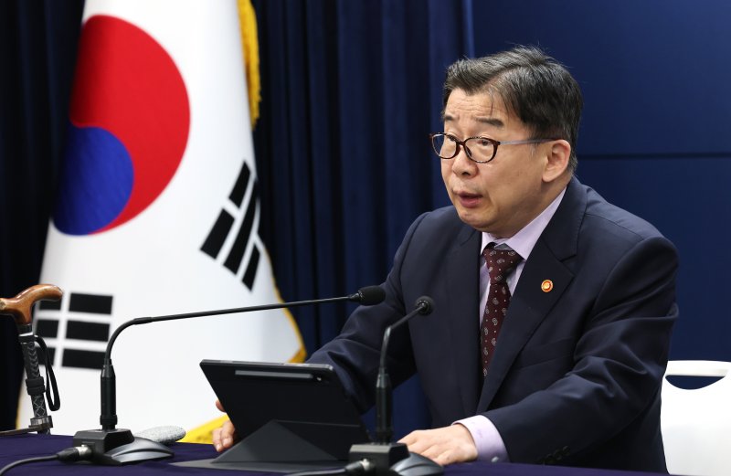 유철환 국민바카라사이트 홈런원회 위원장이 27일 서울 종로구 정부서울청사에서 바카라사이트 홈런 5월 정례브리핑을 하고 있다. 2025.5.27/뉴스1 ⓒ News1 임세영 기자