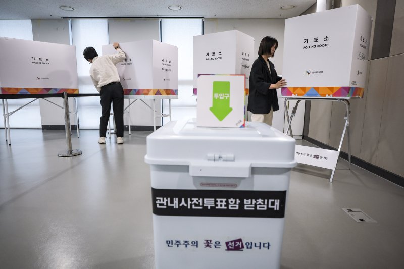 [서울=뉴시스] 정병혁 기자 = 제21대 대통령 선거 사전실시간 바카라사이트를 하루 앞둔 28일 서울 중구 신당누리센터에 설치된 사전실시간 바카라사이트소에서 관계자들이 점검을 하고 있다. 2025.05.28. jhope@newsis.com