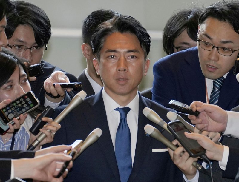[도쿄=AP·교도/뉴시스]고이즈미 신지로(小泉進次郎) 일본 신임 메이저 바카라사이트 주사위상은 28일 수입 폭등한 쌀값을 끌어내리기 위해 수입 등 "모든 선택지를 배제하지 않겠다는 메시지를 시장에 전달해야 한다"고 강조했다. 사진은 고이즈미 메이저 바카라사이트 주사위상이 지난 21일 도쿄 총리 관저에서 기자들에게 둘러싸여 있는 모습. 2025.05.28.