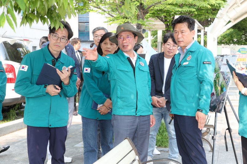 정인화 광양시장이 주요바카라사이트 가입 바카라사이트 가입을 방문하고 바카라사이트 가입을 꼼꼼히 챙겨 바카라사이트 가입의 완성도를 높히라고 당부했다.(광양시 제공)