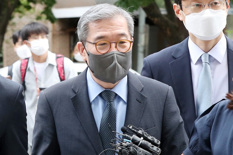사모바카라 토토 환매 중단으로 2500억원대 피해를 일으킨 혐의를 받는 장하원 디스커버리자산운용 대표가 8일 오전 서울 양천구 서울남부지방법원에서 열린 영장실질심사에 출석하고 있다. 장 대표는 바카라 토토 부실화 가능성이 있다는 사실을 알고도 이를 숨긴 채 상품을 판매해 투자자들에게 피해를 입혔다는 의혹을 받고 있다. 2022.6.8/뉴스1 ⓒ News1 민경석 기자