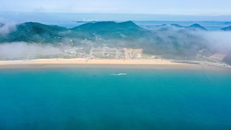 금빛 모래, 끝없는 바다 위 걸어…붉게 물든 하늘에 닿을락 말락 [Weekend 레저]