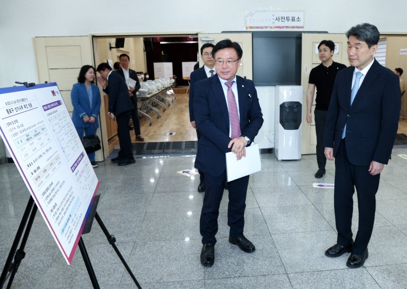 '리박스쿨' 고발에 이주호 책임론 부상..지만원 등 극우인사 강사진