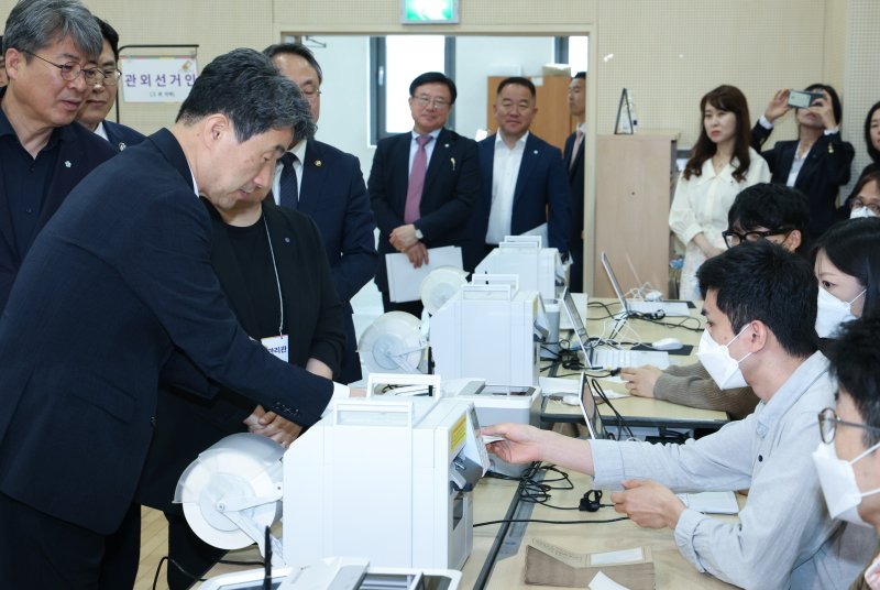 사전바카라사이트 윈윈소 현장 점검하는 이주호 권한대행 (서울=연합뉴스) 홍해인 기자 = 이주호 대통령 권한대행 부총리 겸 교육부 장관이 28일 서울 종로구 종로1·2·3·4가동 주민센터 사전바카라사이트 윈윈소를 찾아 관계자로부터 사전바카라사이트 윈윈 모의시험 진행 상황을 점검하고 있다. 2025.5.28 [대통령실통신사진기자단] hihong@yna.co.kr (끝)