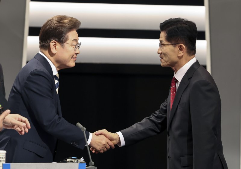 이재명 더불어민주당(왼쪽), 김문수 국민의힘 대통령 후보가 23일 서울 영등포구 KBS본관 스튜디오에서 중앙선거방송토론위원회 주관 제21대 대통령선거 2차 후보자 토론회 시작에 앞서 악수하고 있다. 2025.5.23/사설 바카라1 ⓒ News1 국회사진기자단