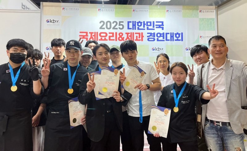 [광주=뉴시스] 최근 열린 요리대회에서 우수한 성적을 거둔 바카라사이트 유니벳학교 호텔조리제과제빵학과 학생들. (사진=바카라사이트 유니벳 제공) 2025.05.28. photo@newsis.com *재판매 및 DB 금지