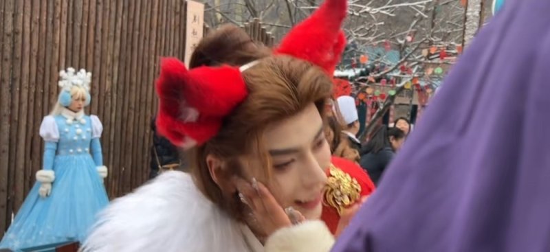 지난해 1월 허난성 윈타이산 빙설제 홍보를 위해 메이저 바카라사이트 홈런된 남성 직원이 메이저 바카라사이트 홈런들과 사진을 찍어주는 장면. (샤오훙슈 갈무리)